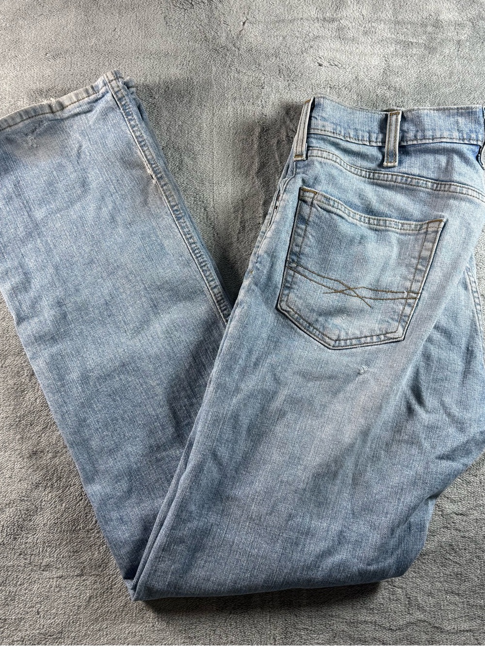 Signature by Levi Strauss & Co Men’s Bootcut Jeans Light Wash Blue Denim 32W-I30